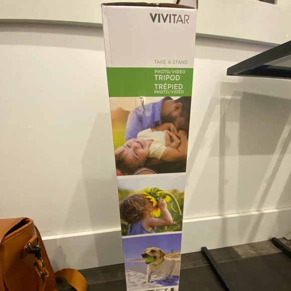 Vivitar 67" photo/video adjustable tripod, Vivitar 67" adj tripod - Picture 10 of 11